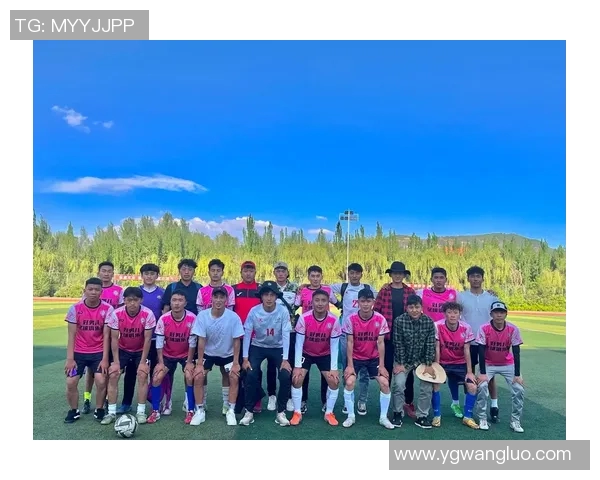 足球传奇齐聚一堂合影留念展现无尽荣耀与友谊的瞬间 足球传奇齐聚一堂合影留念展现无尽荣耀与友谊的瞬间